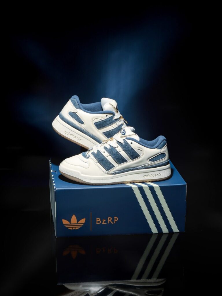 国内 atmos EXCLUSIVE】BzRP × adidas Originals Forum2000が2025年 10