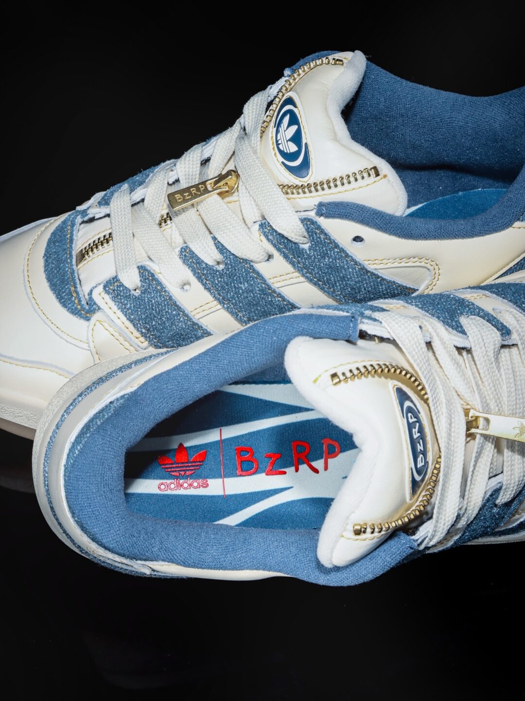 【国内 atmos EXCLUSIVE】BzRP × adidas Originals Forum2000が2025年 10/10 発売 (アトモス ビサラップ アディダス オリジナルス フォーラム) [JR9658]