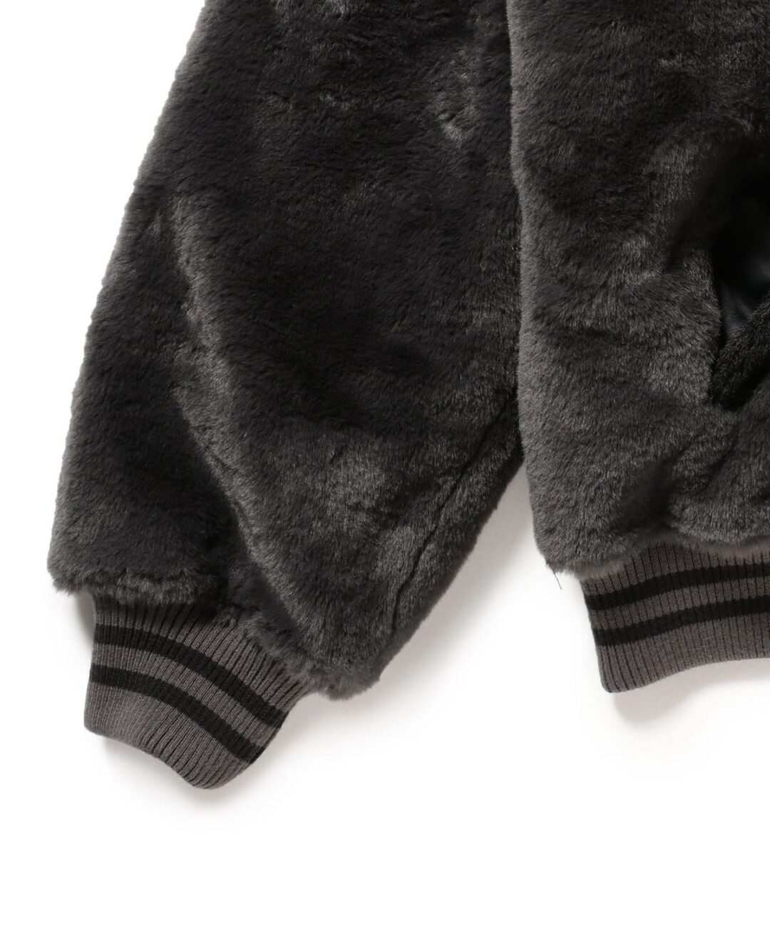 BEAMS 2025 FW “ワイドフィット フェイクファー バーシティ ジャケット”が発売 (ビームス)