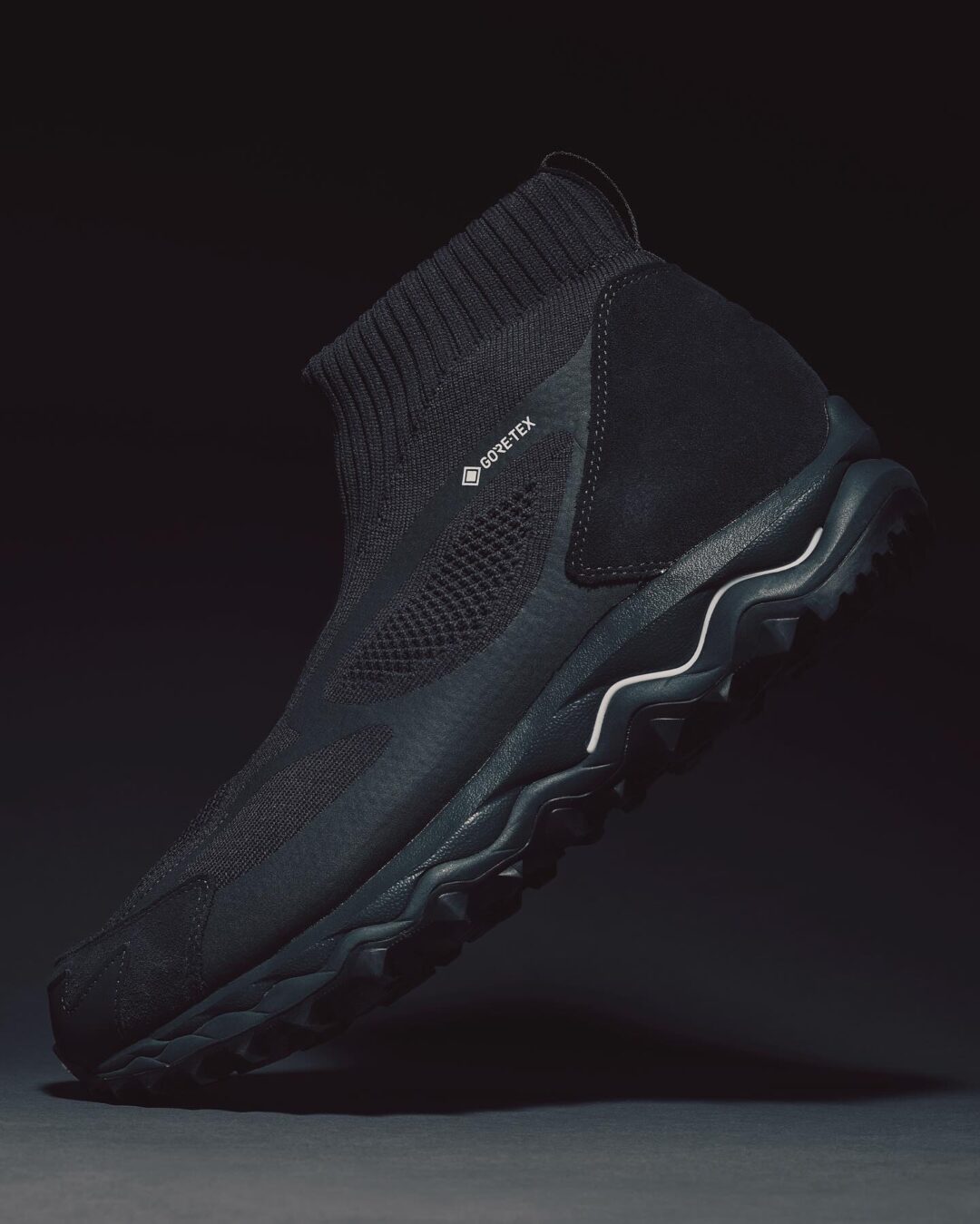 【2025年 10/25 発売】「墨黒」にリバイバルした nonnative × Mizuno WAVE MUJIN TL MID GTX “Ink Black” (ノンネイティブ ミズノ ウェーブ ムジン ゴアテックス GORE-TEX “ブラック”) [D1GG2155-03]