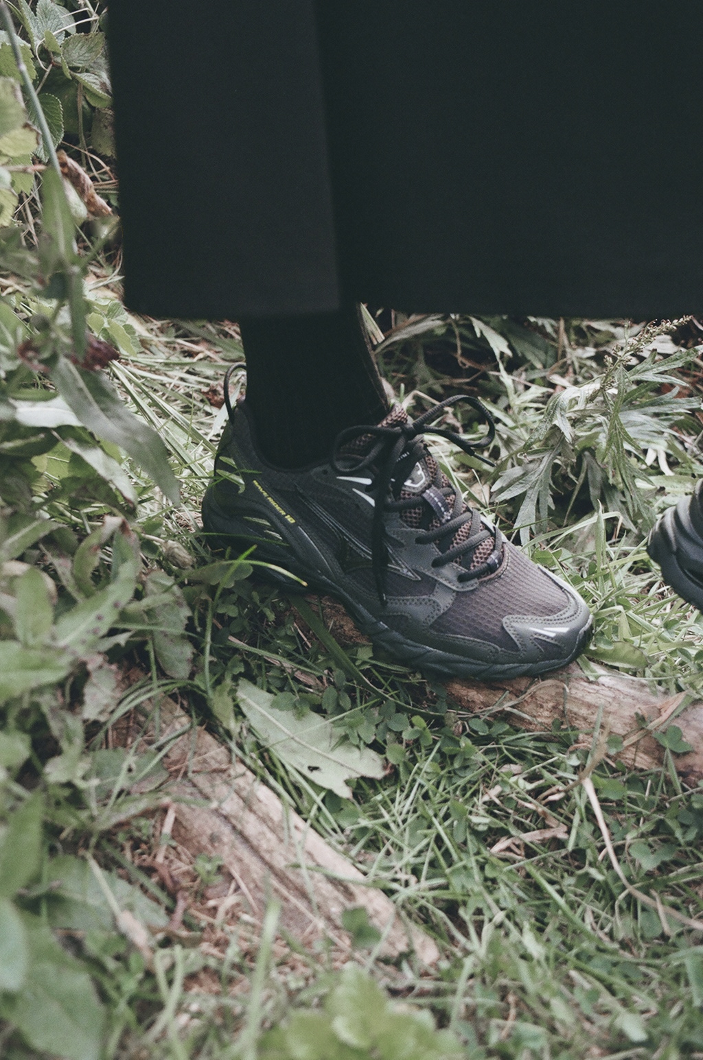 【2025年 11/13 & 11/20 発売】emmi × Mizuno SLY WAVE RIDER 10 (エミ ミズノ ウェーブ ライダー) [D1GD2525-01]