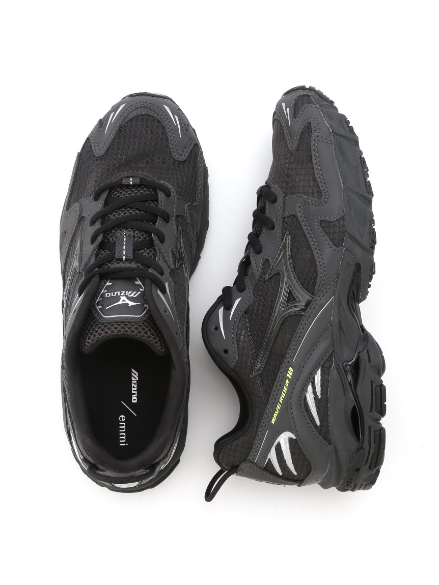 【2025年 11/13 & 11/20 発売】emmi × Mizuno SLY WAVE RIDER 10 (エミ ミズノ ウェーブ ライダー) [D1GD2525-01]