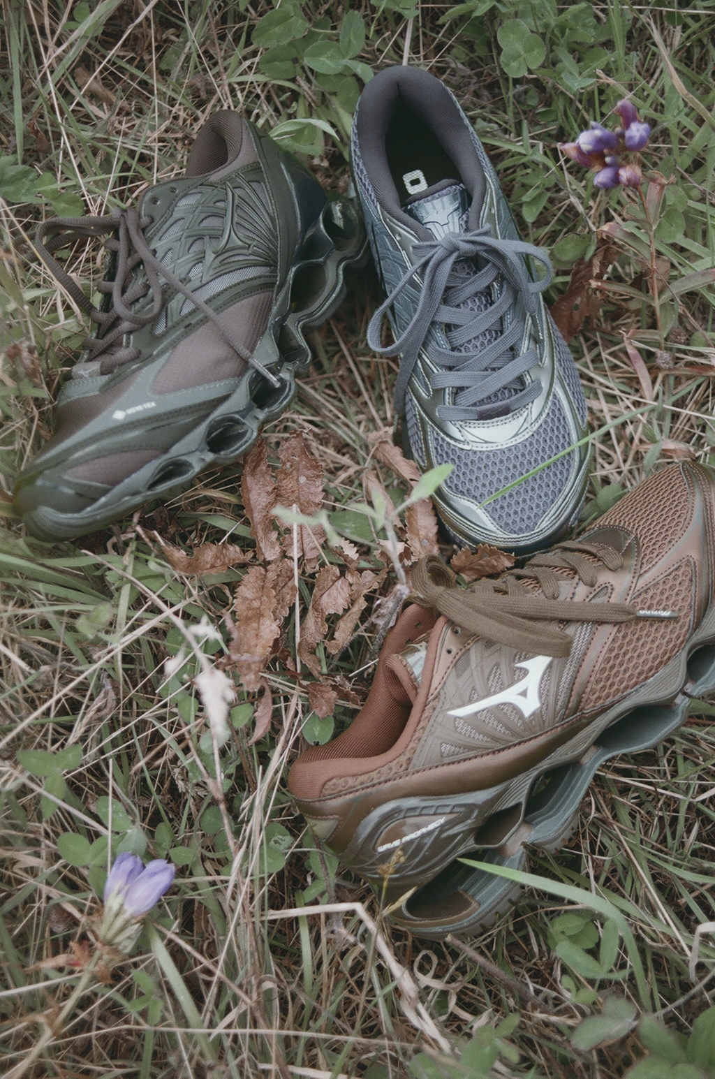 【2025年 11/13 & 11/20 発売】emmi × Mizuno SLY WAVE RIDER 10 (エミ ミズノ ウェーブ ライダー) [D1GD2525-01]
