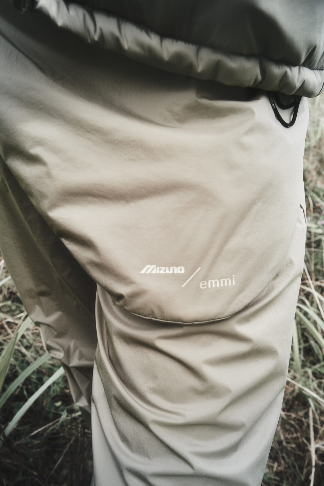 【2025年 11/13 & 11/20 発売】emmi × Mizuno SLY WAVE RIDER 10 (エミ ミズノ ウェーブ ライダー) [D1GD2525-01]