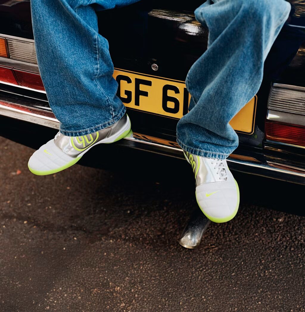 【2025年 11/1 発売】Palace Skateboards × Nike Football TOTAL 90 (パレス スケートボード ナイキ フットボール トータル) [IM1381-100]