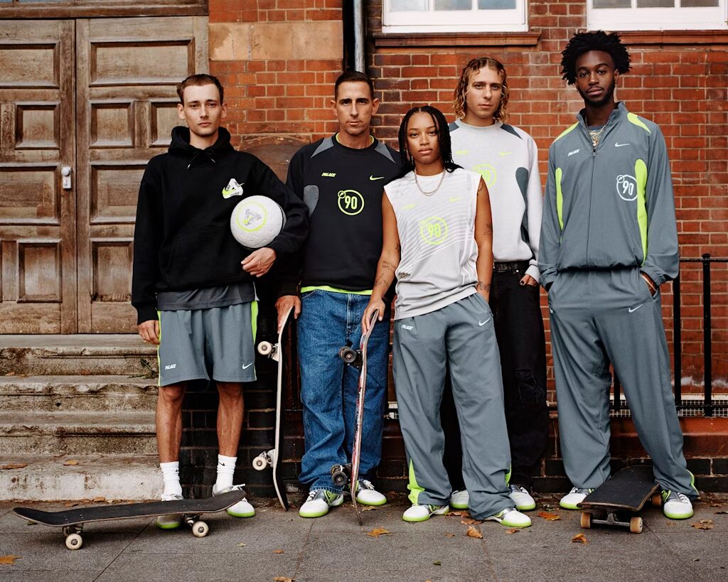 【2025年 11/1 発売】Palace Skateboards × Nike Football TOTAL 90 (パレス スケートボード ナイキ フットボール トータル) [IM1381-100]