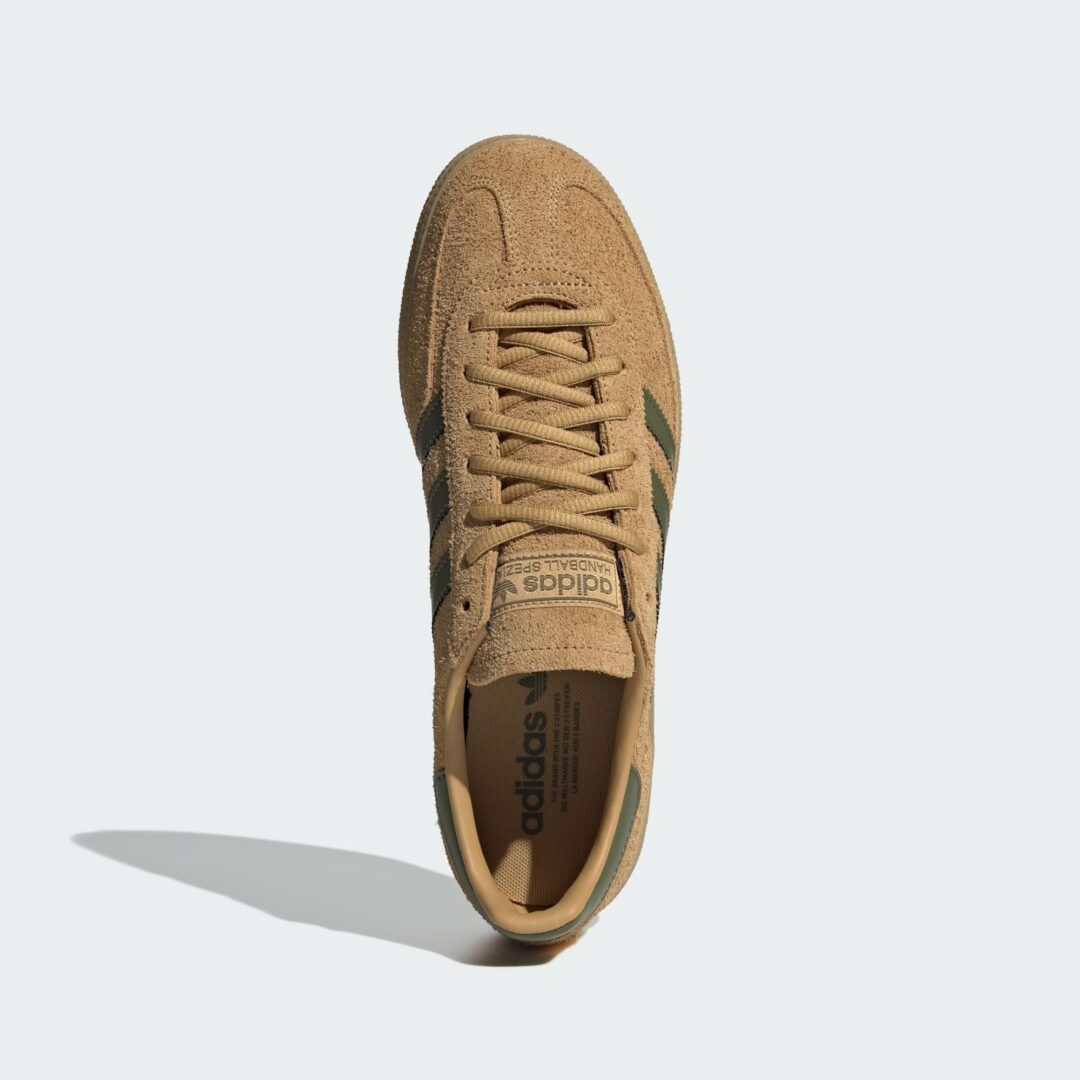 【KICKS LAB. EXCLUSIVE】adidas Originals HANDBALL SPEZIAL “Golden Beige/Focus Olive/Gum”が2025年 10/18 発売 (キックスラボ アディダス オリジナルス ハンドボール スペツィアル) [JQ8298]