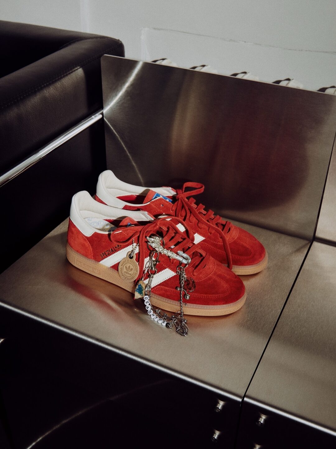【2025年 10/24 発売】adidas Originals HANDBALL SPEZIAL Made in Germany “Equipment Red/Off White/Gum M2” (アディダス オリジナルス ハンドボール スペツィアル “レッド/ホワイト/ガム”) [JR9535]
