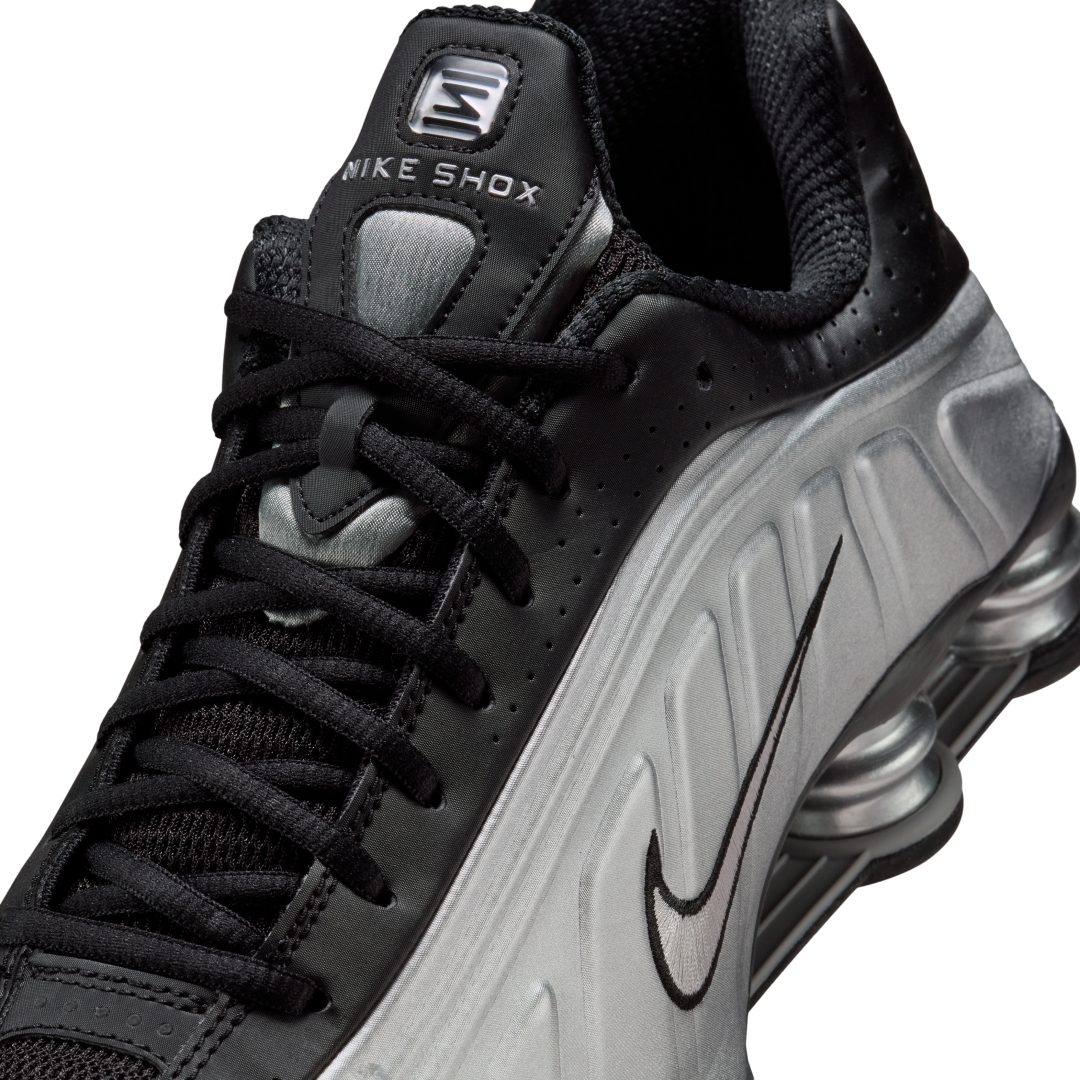 【2025年 11/1 発売予定】NIKE SHOX R4 “Metallic Silver/Black” (ナイキ ショックス “メタリックシルバー/ブラック”) [HQ1988-007]