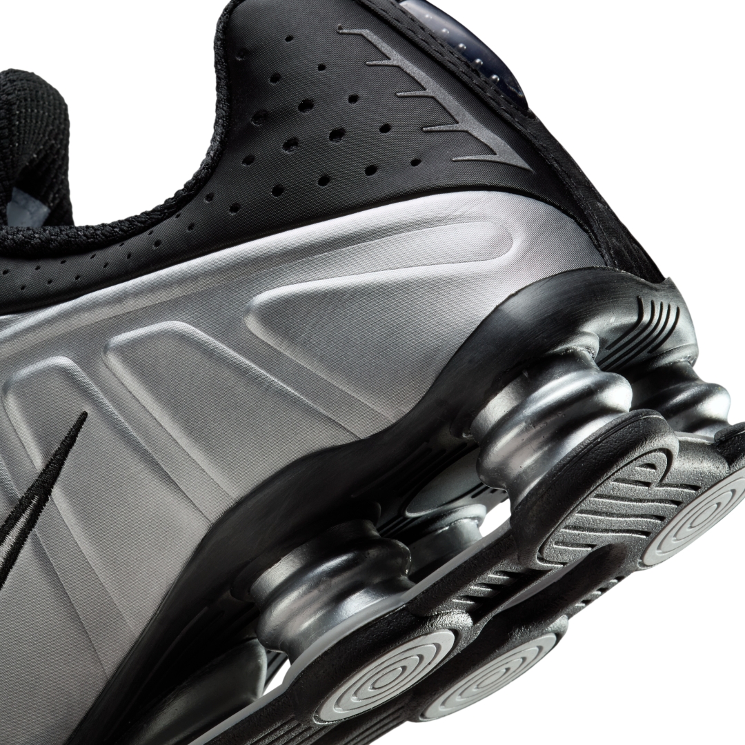 【2025年 11/1 発売予定】NIKE SHOX R4 “Metallic Silver/Black” (ナイキ ショックス “メタリックシルバー/ブラック”) [HQ1988-007]