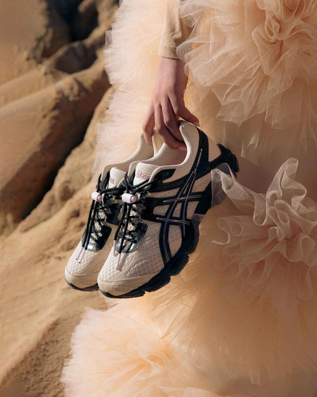 【2025年 11/14 発売】FINESSE × ASICS GEL-CUMULUS 16 “Desert Rose” (フィネス アシックス ゲルキュムラス) [1203B003.200]