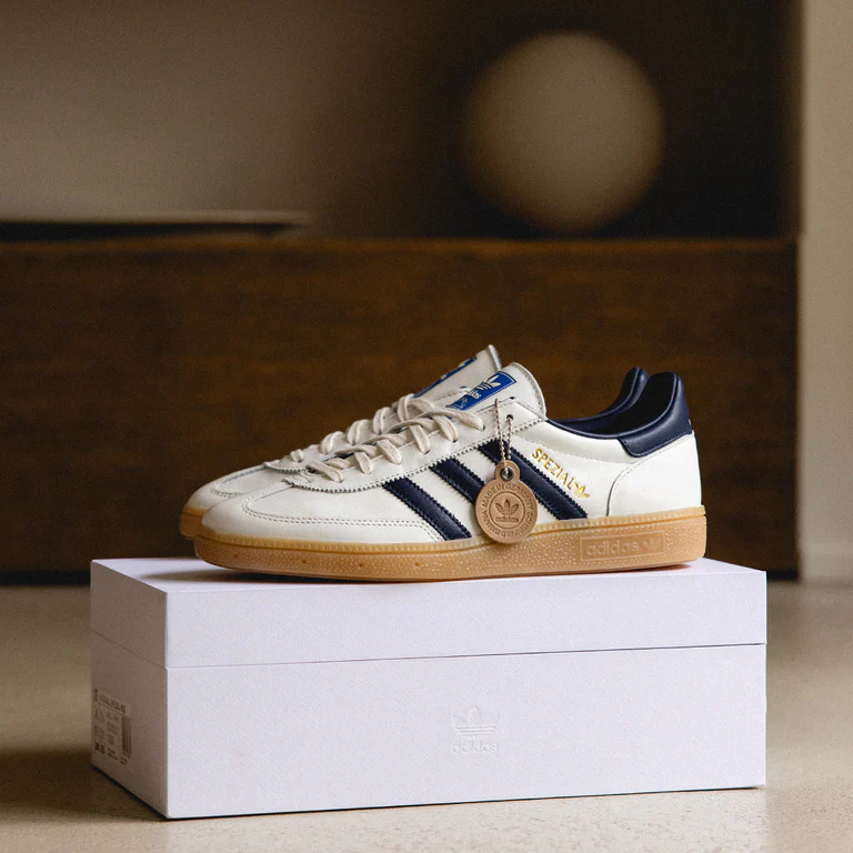 【2025年 10/17 発売】adidas Originals HANDBALL SPEZIAL Made in Germany “Core White/Night Indigo/Gum” (アディダス オリジナルス ハンドボール スペツィアル “ホワイト/インディゴ/ガム”) [JR9532]