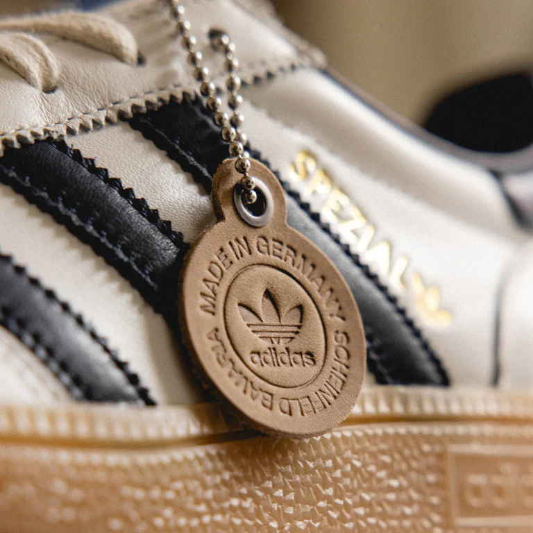 【2025年 10/17 発売】adidas Originals HANDBALL SPEZIAL Made in Germany “Core White/Night Indigo/Gum” (アディダス オリジナルス ハンドボール スペツィアル “ホワイト/インディゴ/ガム”) [JR9532]