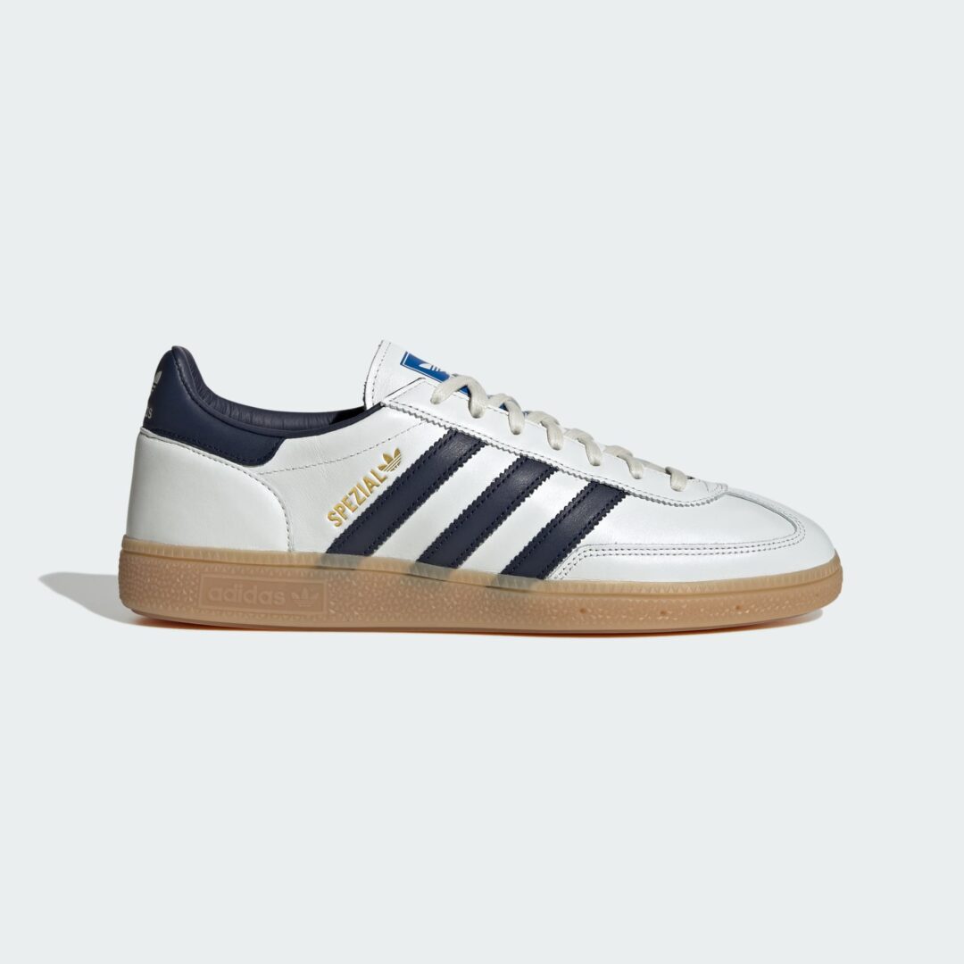 【2025年 10/17 発売】adidas Originals HANDBALL SPEZIAL Made in Germany “Core White/Night Indigo/Gum” (アディダス オリジナルス ハンドボール スペツィアル “ホワイト/インディゴ/ガム”) [JR9532]