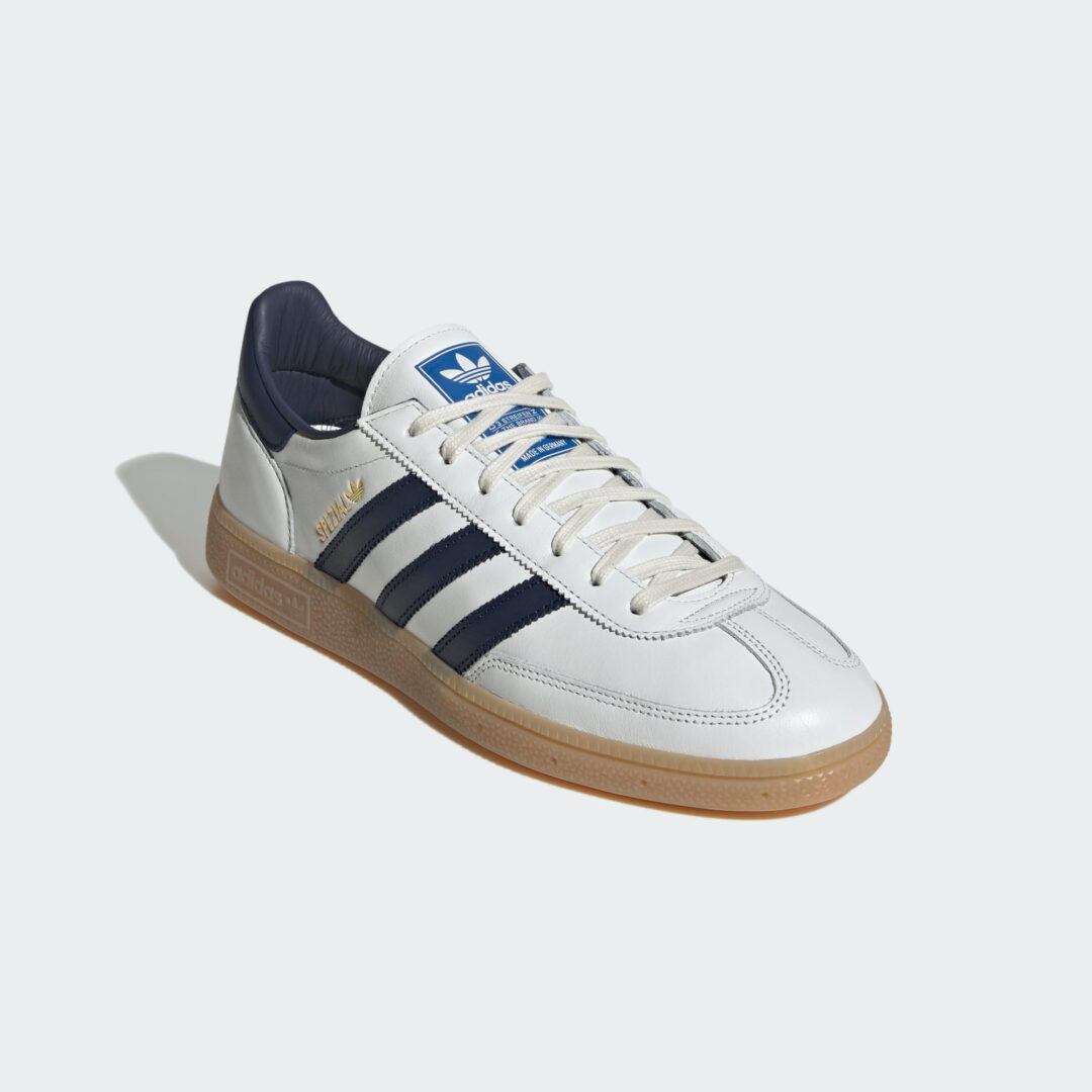【2025年 10/17 発売】adidas Originals HANDBALL SPEZIAL Made in Germany “Core White/Night Indigo/Gum” (アディダス オリジナルス ハンドボール スペツィアル “ホワイト/インディゴ/ガム”) [JR9532]