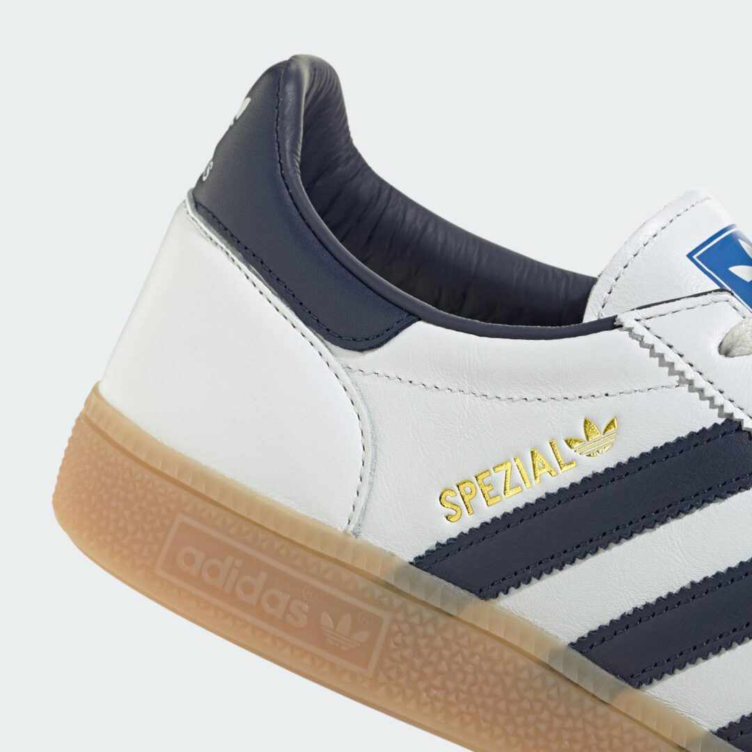 【2025年 10/17 発売】adidas Originals HANDBALL SPEZIAL Made in Germany “Core White/Night Indigo/Gum” (アディダス オリジナルス ハンドボール スペツィアル “ホワイト/インディゴ/ガム”) [JR9532]