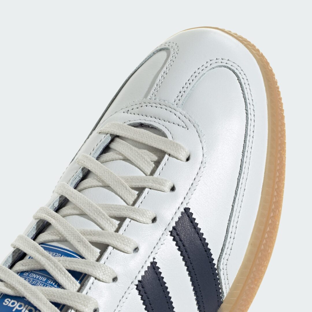 【2025年 10/17 発売】adidas Originals HANDBALL SPEZIAL Made in Germany “Core White/Night Indigo/Gum” (アディダス オリジナルス ハンドボール スペツィアル “ホワイト/インディゴ/ガム”) [JR9532]