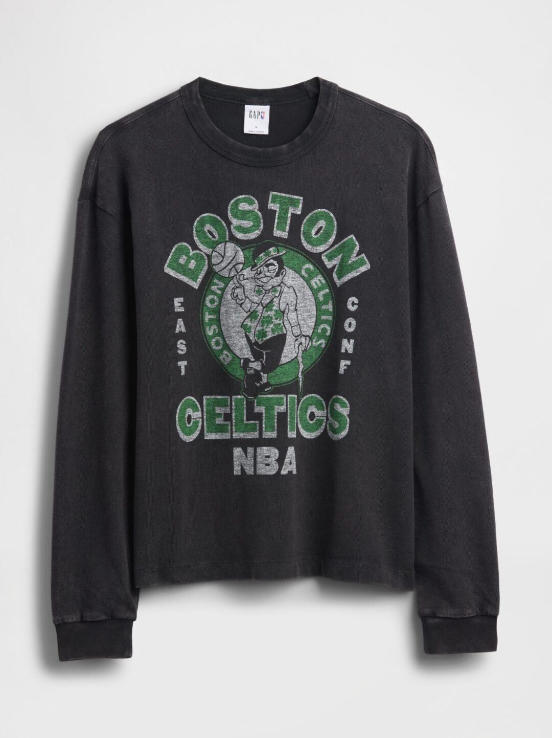 GapがNBAとのコラボコレクションを発表 NBAの歴史をセレブレイトし、それぞれのチームロゴをGapのスタイルに落とし込んだキッズから大人まで展開するアパレルコレクションが10月10日(金)より順次発売