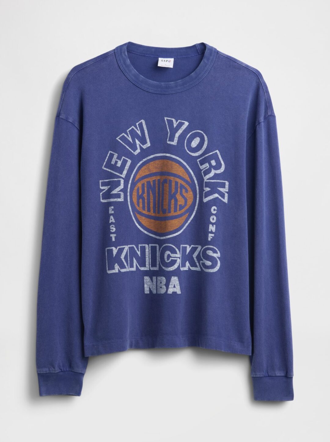 GapがNBAとのコラボコレクションを発表 NBAの歴史をセレブレイトし、それぞれのチームロゴをGapのスタイルに落とし込んだキッズから大人まで展開するアパレルコレクションが10月10日(金)より順次発売