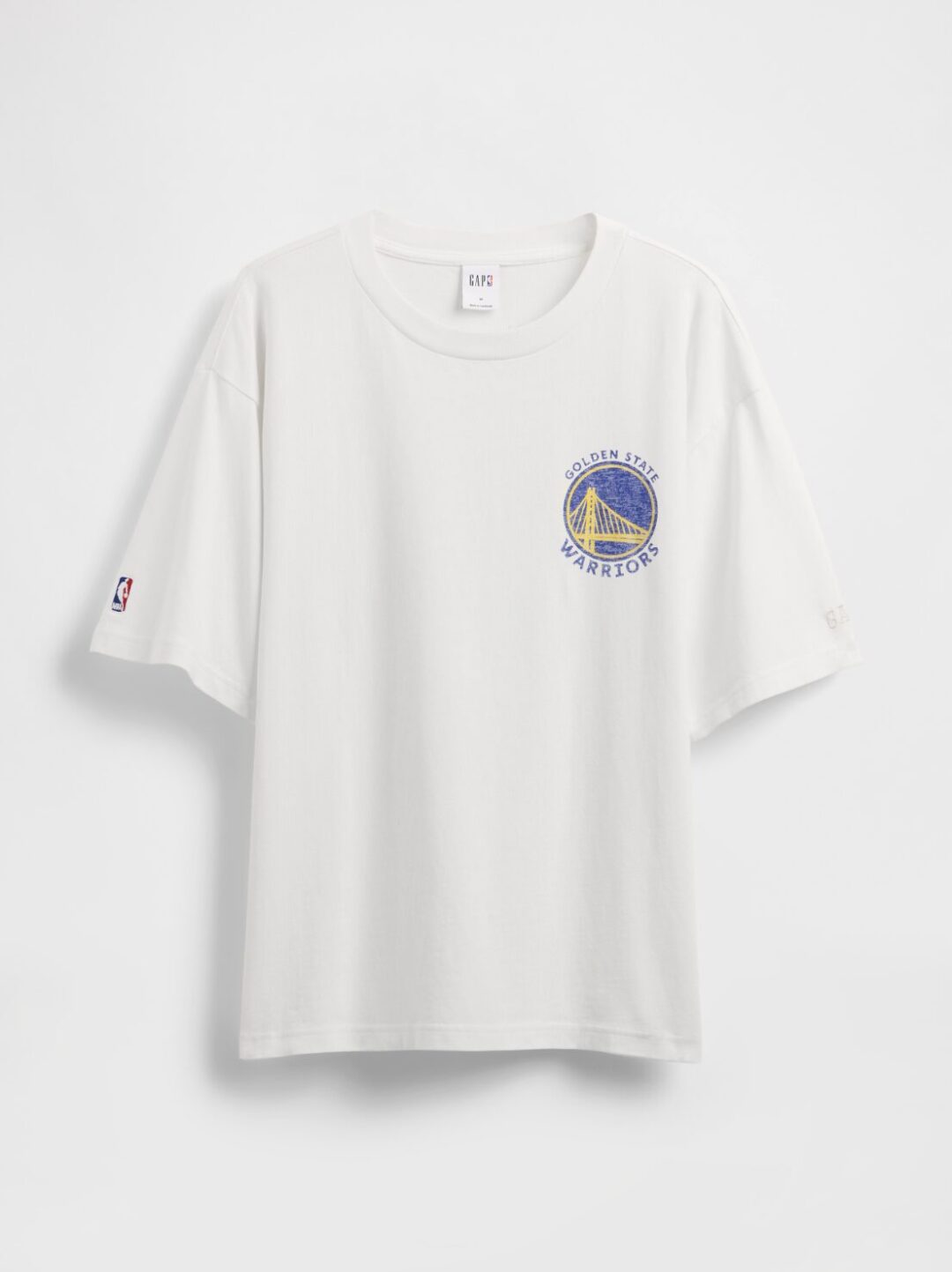 GapがNBAとのコラボコレクションを発表 NBAの歴史をセレブレイトし、それぞれのチームロゴをGapのスタイルに落とし込んだキッズから大人まで展開するアパレルコレクションが10月10日(金)より順次発売