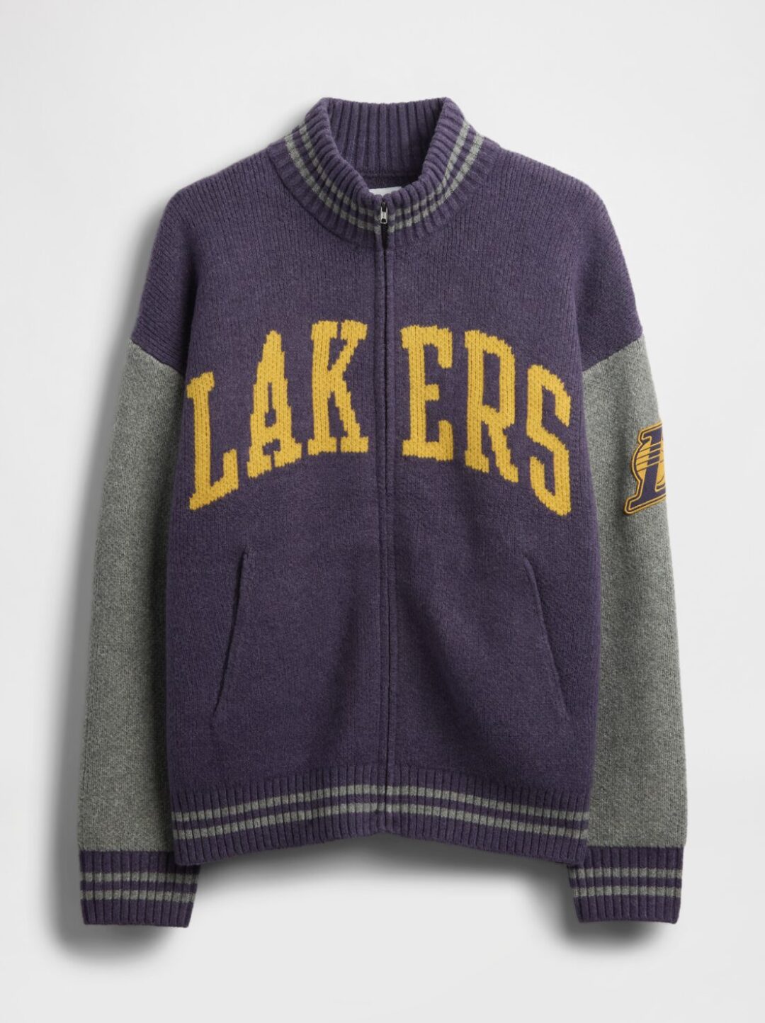 GapがNBAとのコラボコレクションを発表 NBAの歴史をセレブレイトし、それぞれのチームロゴをGapのスタイルに落とし込んだキッズから大人まで展開するアパレルコレクションが10月10日(金)より順次発売