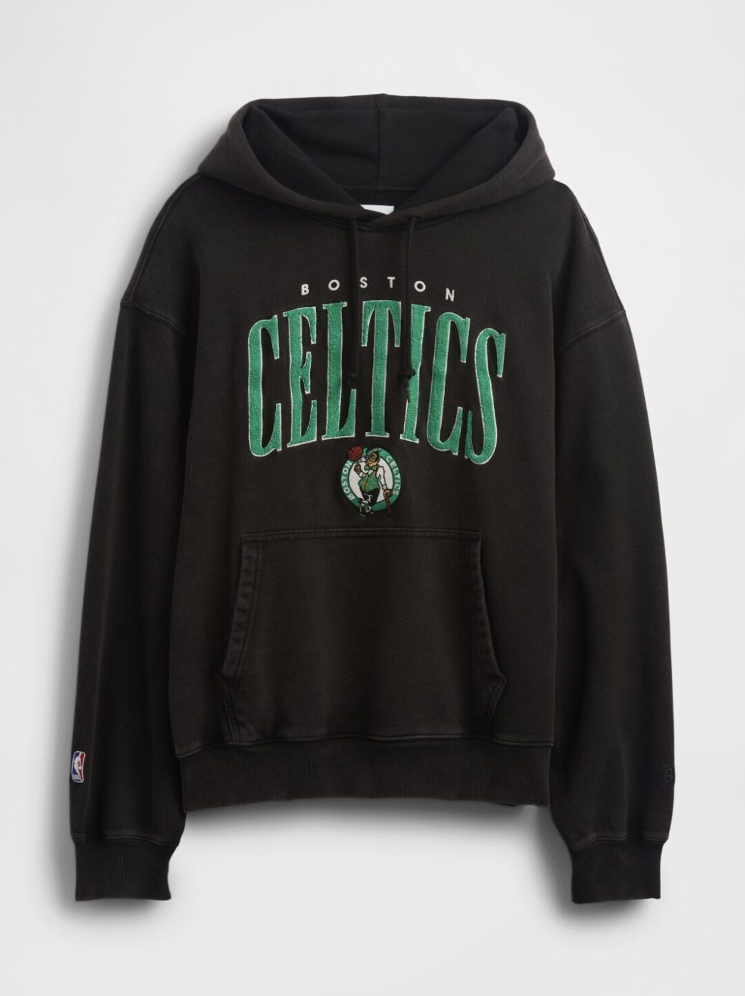 GapがNBAとのコラボコレクションを発表 NBAの歴史をセレブレイトし、それぞれのチームロゴをGapのスタイルに落とし込んだキッズから大人まで展開するアパレルコレクションが10月10日(金)より順次発売
