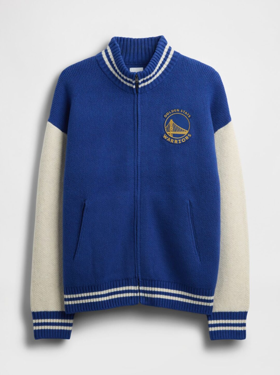GapがNBAとのコラボコレクションを発表 NBAの歴史をセレブレイトし、それぞれのチームロゴをGapのスタイルに落とし込んだキッズから大人まで展開するアパレルコレクションが10月10日(金)より順次発売