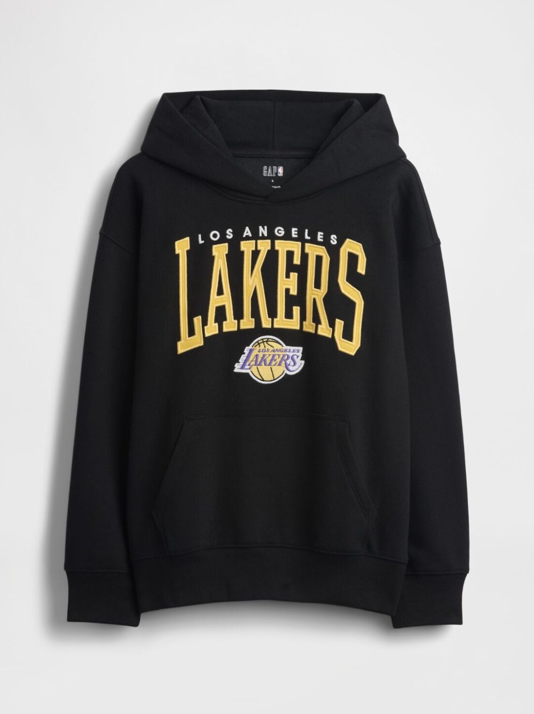 GapがNBAとのコラボコレクションを発表 NBAの歴史をセレブレイトし、それぞれのチームロゴをGapのスタイルに落とし込んだキッズから大人まで展開するアパレルコレクションが10月10日(金)より順次発売