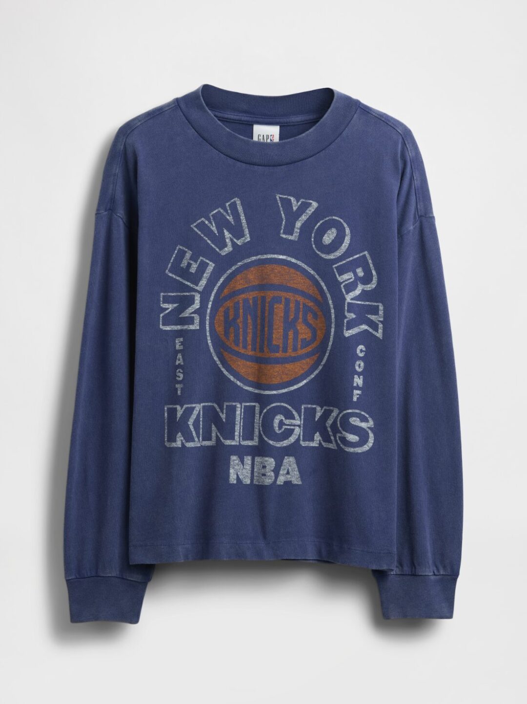 GapがNBAとのコラボコレクションを発表 NBAの歴史をセレブレイトし、それぞれのチームロゴをGapのスタイルに落とし込んだキッズから大人まで展開するアパレルコレクションが10月10日(金)より順次発売