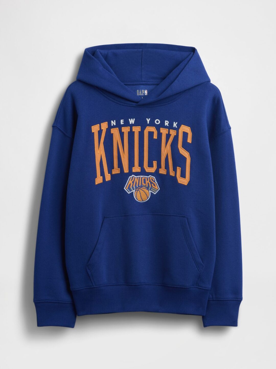 GapがNBAとのコラボコレクションを発表 NBAの歴史をセレブレイトし、それぞれのチームロゴをGapのスタイルに落とし込んだキッズから大人まで展開するアパレルコレクションが10月10日(金)より順次発売