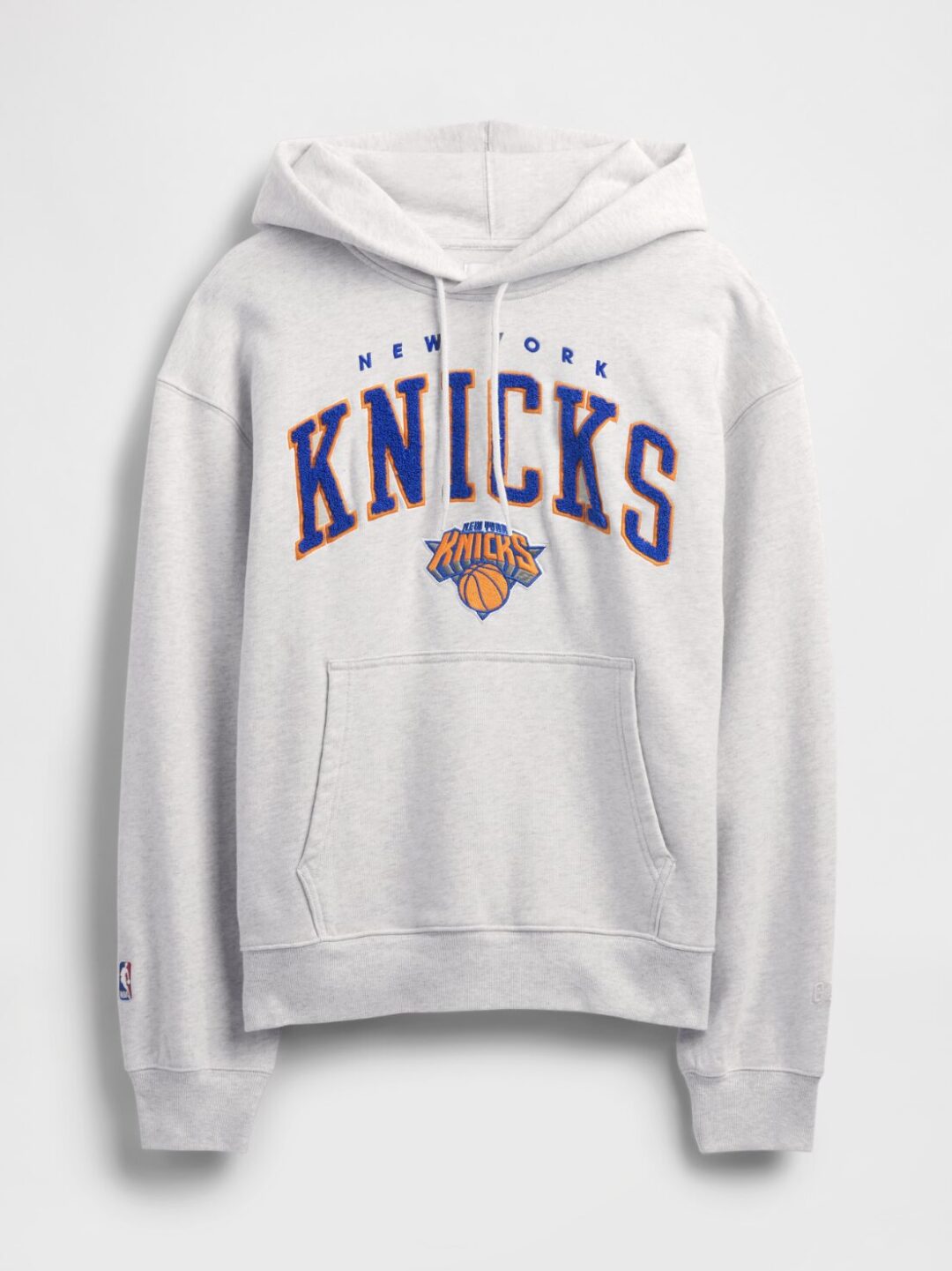 GapがNBAとのコラボコレクションを発表 NBAの歴史をセレブレイトし、それぞれのチームロゴをGapのスタイルに落とし込んだキッズから大人まで展開するアパレルコレクションが10月10日(金)より順次発売