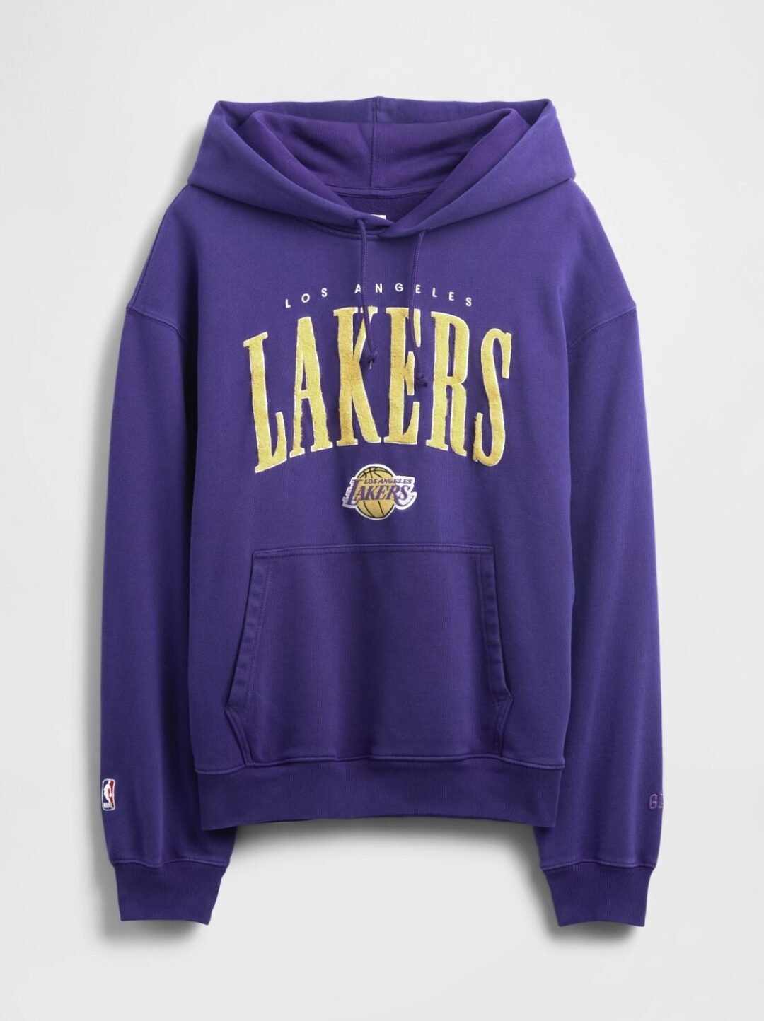 GapがNBAとのコラボコレクションを発表 NBAの歴史をセレブレイトし、それぞれのチームロゴをGapのスタイルに落とし込んだキッズから大人まで展開するアパレルコレクションが10月10日(金)より順次発売