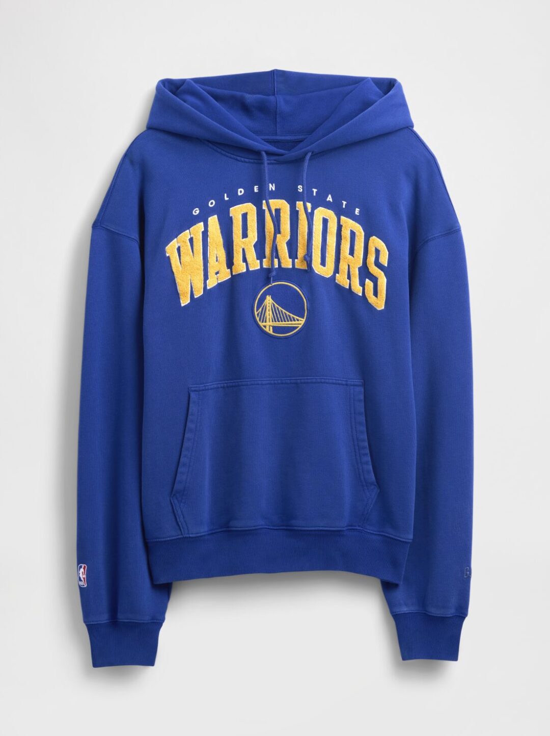 GapがNBAとのコラボコレクションを発表 NBAの歴史をセレブレイトし、それぞれのチームロゴをGapのスタイルに落とし込んだキッズから大人まで展開するアパレルコレクションが10月10日(金)より順次発売