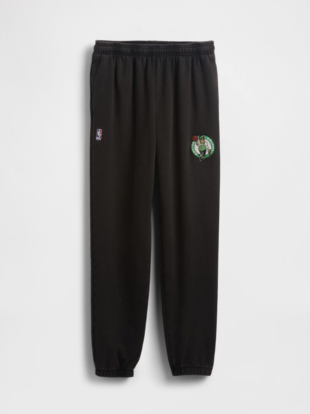 GapがNBAとのコラボコレクションを発表 NBAの歴史をセレブレイトし、それぞれのチームロゴをGapのスタイルに落とし込んだキッズから大人まで展開するアパレルコレクションが10月10日(金)より順次発売