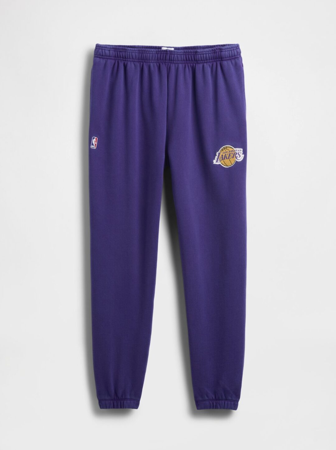 GapがNBAとのコラボコレクションを発表 NBAの歴史をセレブレイトし、それぞれのチームロゴをGapのスタイルに落とし込んだキッズから大人まで展開するアパレルコレクションが10月10日(金)より順次発売