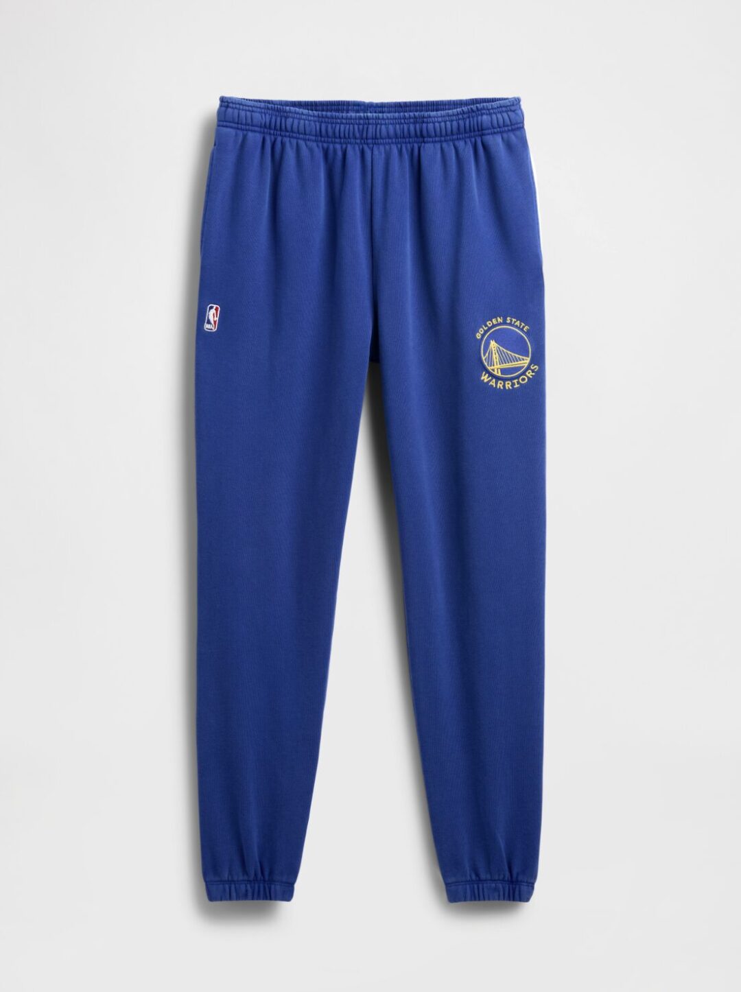 GapがNBAとのコラボコレクションを発表 NBAの歴史をセレブレイトし、それぞれのチームロゴをGapのスタイルに落とし込んだキッズから大人まで展開するアパレルコレクションが10月10日(金)より順次発売