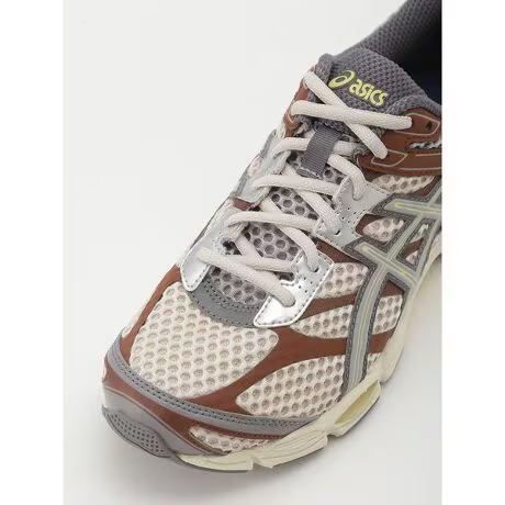【2025年 11/13 & 11/17 発売】emmi × ASICS GEL-CUMULUS 16 “Brown/Lemon Yellow” (アシックス ゲルキュムラス) [1203A957.250]