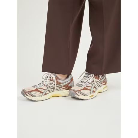 【2025年 11/13 & 11/17 発売】emmi × ASICS GEL-CUMULUS 16 “Brown/Lemon Yellow” (アシックス ゲルキュムラス) [1203A957.250]