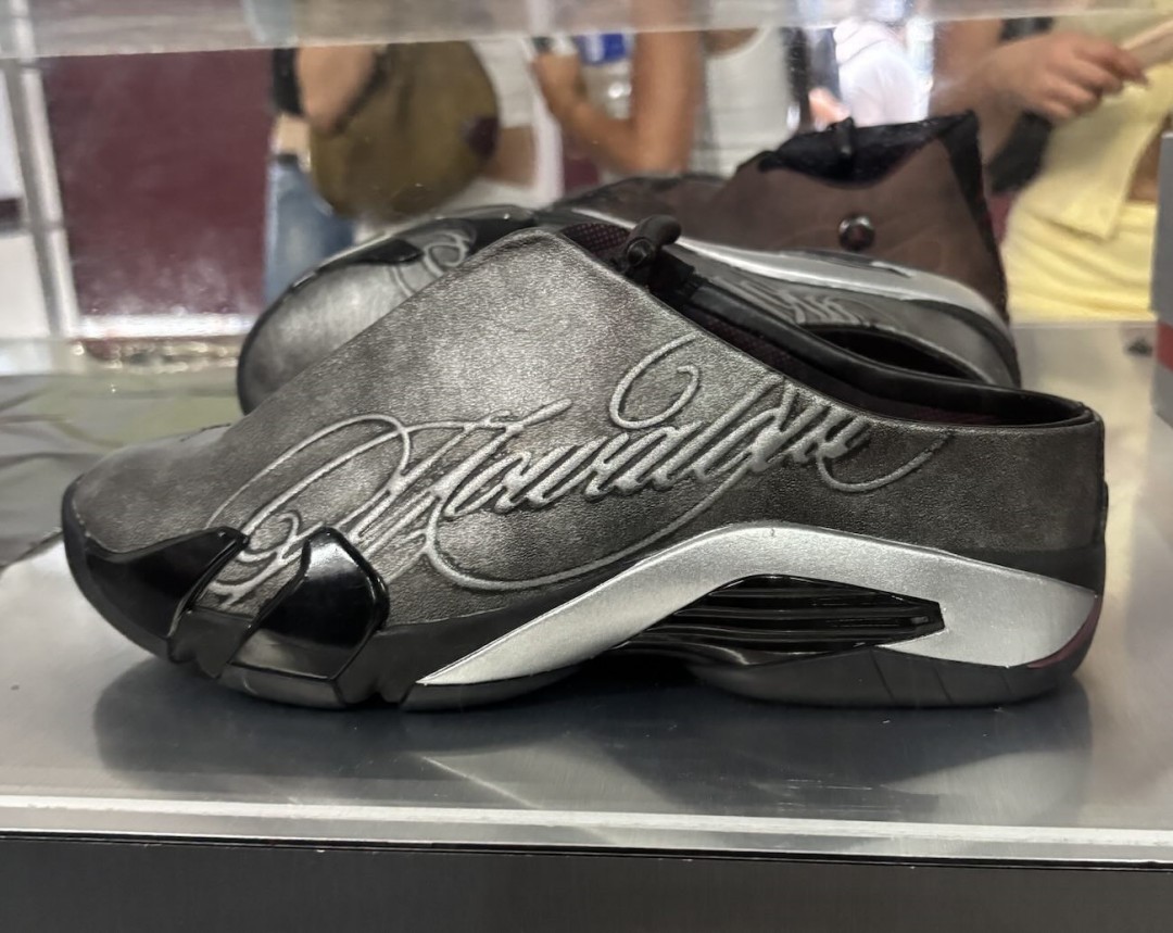 【2026年 9/19 & 9/26 発売予定】Mowalola x NIKE AIR JORDAN 14 SP & MULE “Black/Metallic Silver/Burnt Red” (モワローラ ナイキ エア ジョーダン ミュール “ブラック/シルバー/レッド”) [IR0908-001/IQ5708-001]