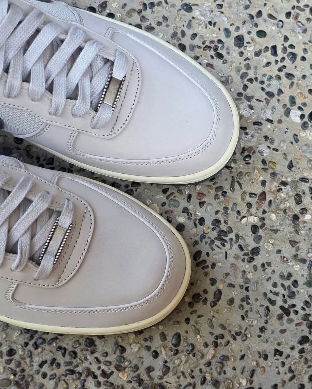 【2026年 秋 発売予定】堀米雄斗 × ナイキ SB × エア フォース 1 ロー “ホワイト/アイアングレー” (Yuto Horigome NIKE AIR FORDC 1 LOW “White/Iron Grey”) [IO8439-100]