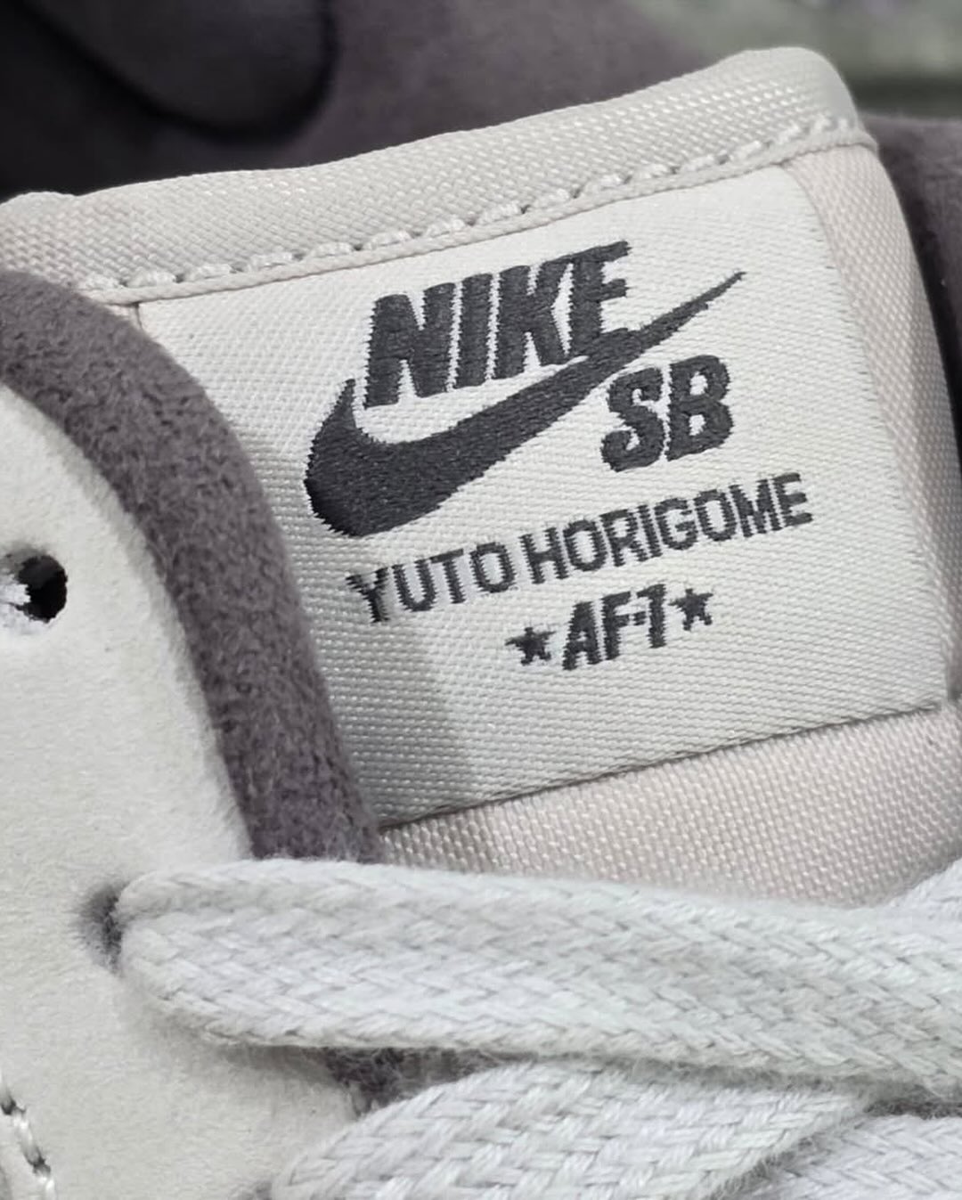 【2026年 秋 発売予定】堀米雄斗 × ナイキ SB × エア フォース 1 ロー “ホワイト/アイアングレー” (Yuto Horigome NIKE AIR FORDC 1 LOW “White/Iron Grey”) [IO8439-100]