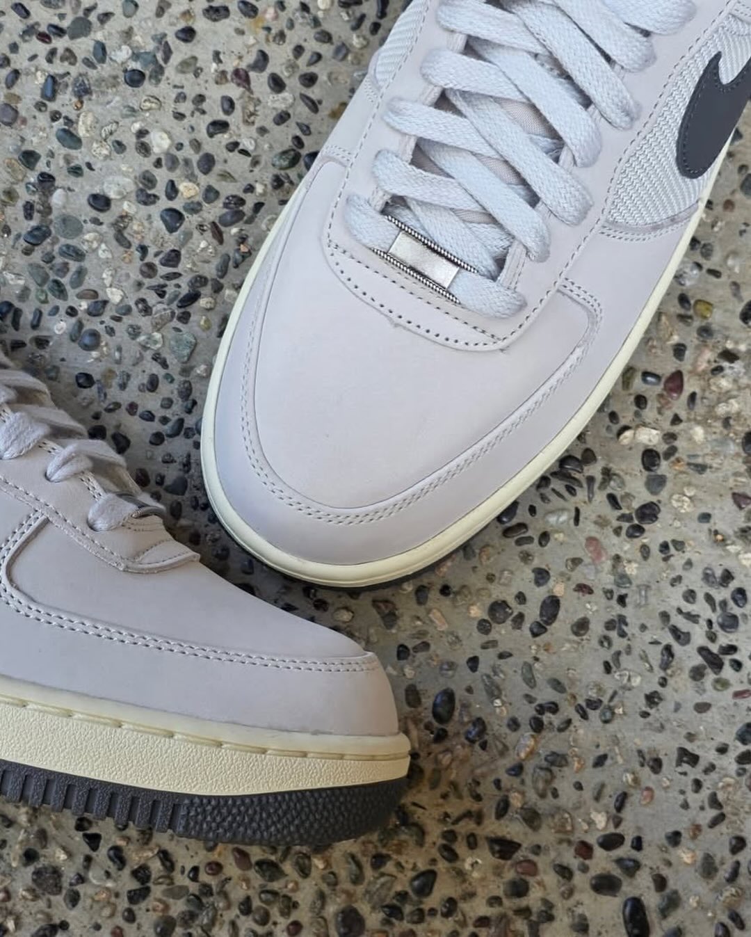 【2026年 秋 発売予定】堀米雄斗 × ナイキ SB × エア フォース 1 ロー “ホワイト/アイアングレー” (Yuto Horigome NIKE AIR FORDC 1 LOW “White/Iron Grey”) [IO8439-100]