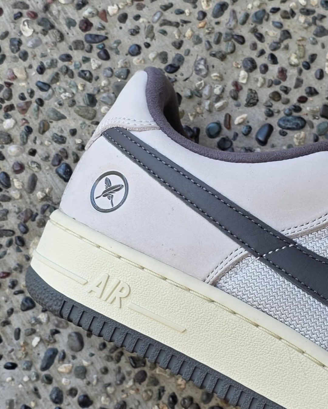 【2026年 秋 発売予定】堀米雄斗 × ナイキ SB × エア フォース 1 ロー “ホワイト/アイアングレー” (Yuto Horigome NIKE AIR FORDC 1 LOW “White/Iron Grey”) [IO8439-100]