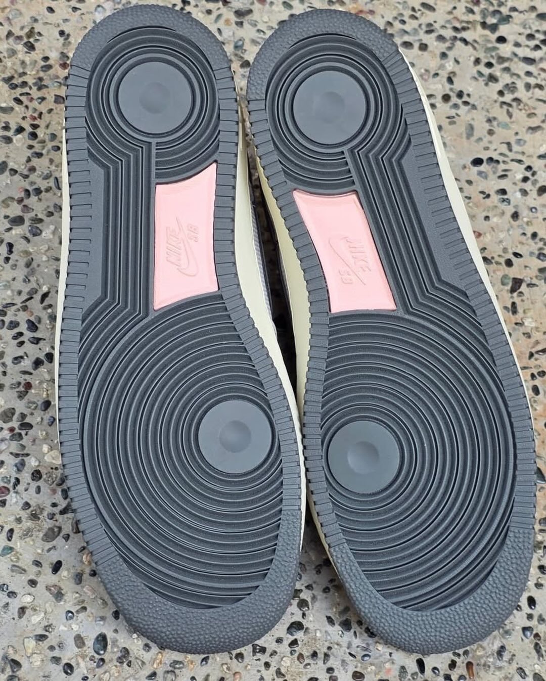 【2026年 秋 発売予定】堀米雄斗 × ナイキ SB × エア フォース 1 ロー “ホワイト/アイアングレー” (Yuto Horigome NIKE AIR FORDC 1 LOW “White/Iron Grey”) [IO8439-100]