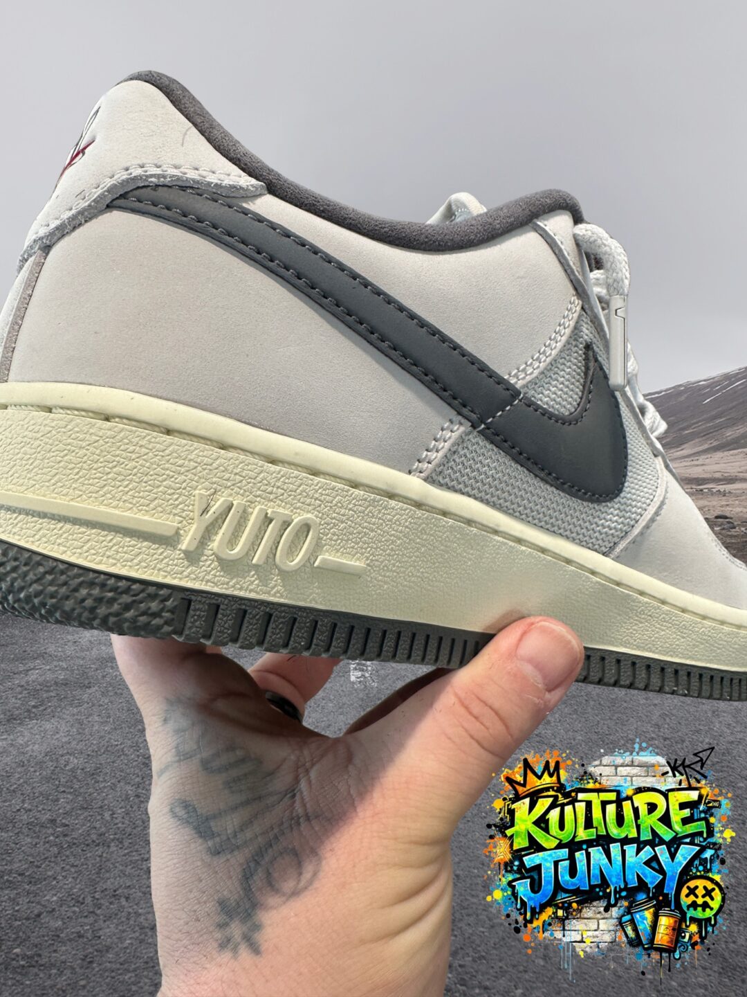 【2026年 秋 発売予定】堀米雄斗 × ナイキ SB × エア フォース 1 ロー “ホワイト/アイアングレー” (Yuto Horigome NIKE AIR FORDC 1 LOW “White/Iron Grey”) [IO8439-100]