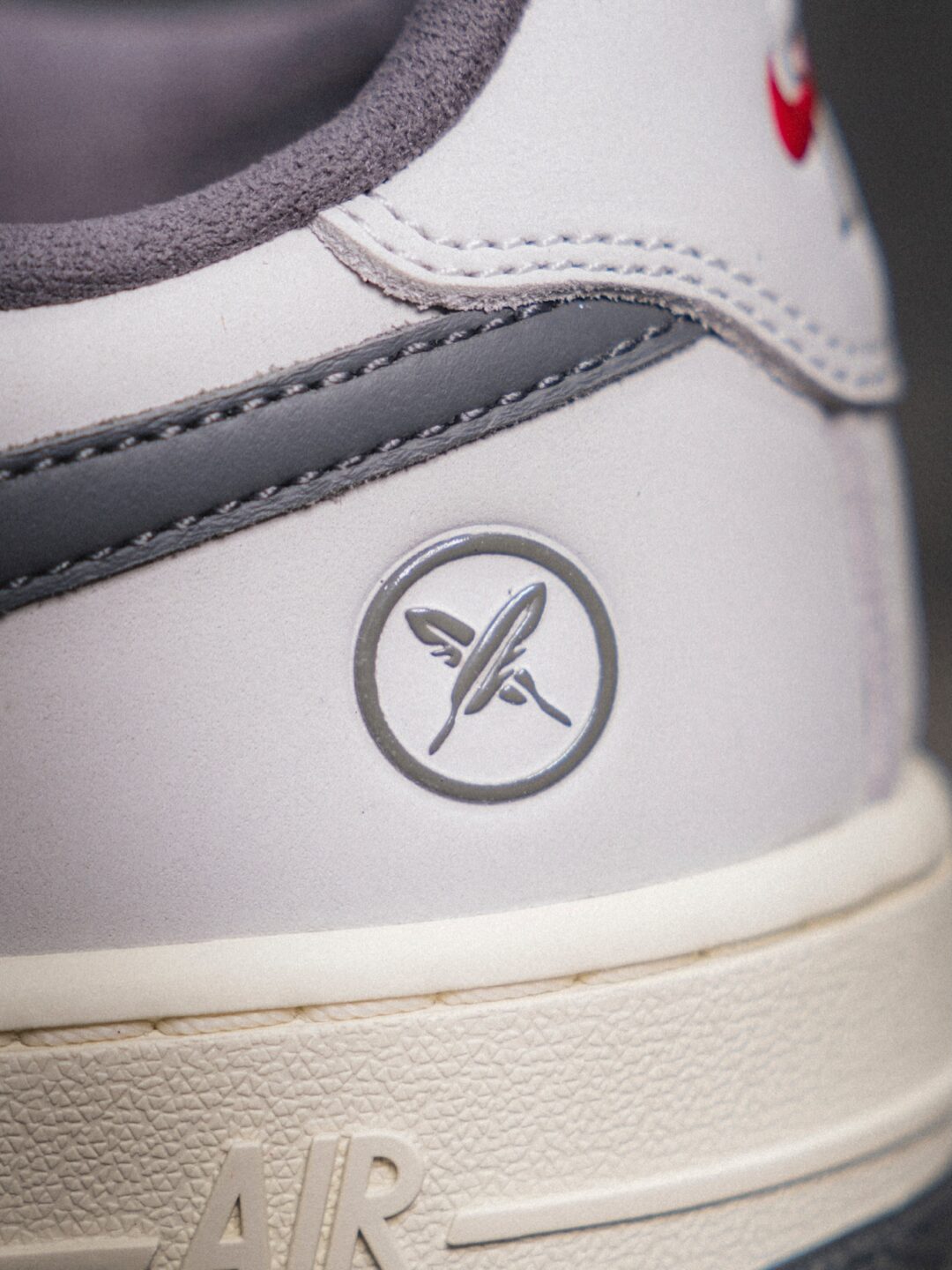 【2026年 秋 発売予定】堀米雄斗 × ナイキ SB × エア フォース 1 ロー “ホワイト/アイアングレー” (Yuto Horigome NIKE AIR FORDC 1 LOW “White/Iron Grey”) [IO8439-100]