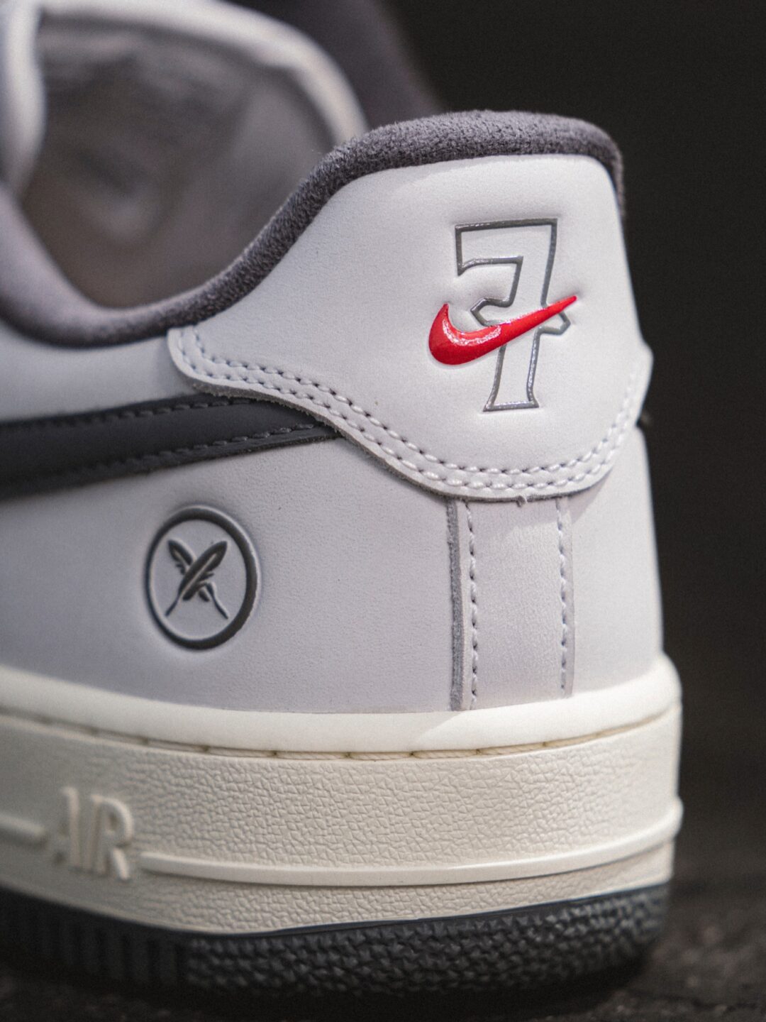 【2026年 秋 発売予定】堀米雄斗 × ナイキ SB × エア フォース 1 ロー “ホワイト/アイアングレー” (Yuto Horigome NIKE AIR FORDC 1 LOW “White/Iron Grey”) [IO8439-100]