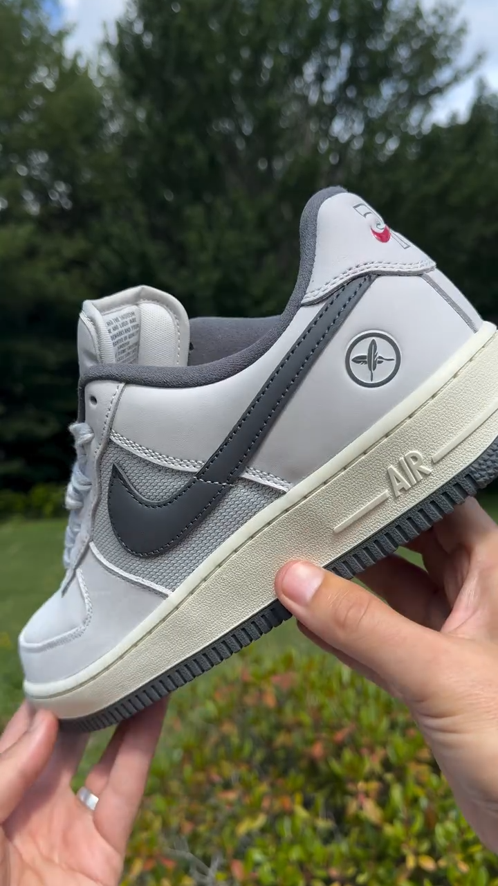【2026年 秋 発売予定】堀米雄斗 × ナイキ SB × エア フォース 1 ロー “ホワイト/アイアングレー” (Yuto Horigome NIKE AIR FORDC 1 LOW “White/Iron Grey”) [IO8439-100]