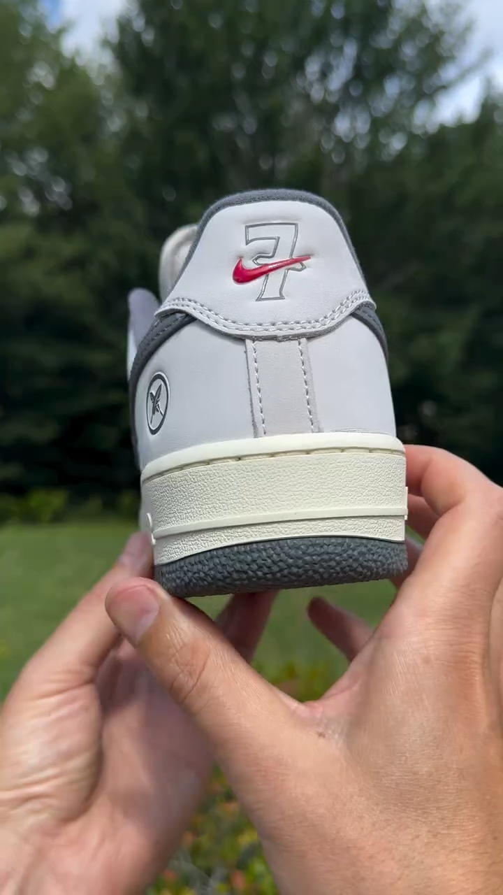 【2026年 秋 発売予定】堀米雄斗 × ナイキ SB × エア フォース 1 ロー “ホワイト/アイアングレー” (Yuto Horigome NIKE AIR FORDC 1 LOW “White/Iron Grey”) [IO8439-100]