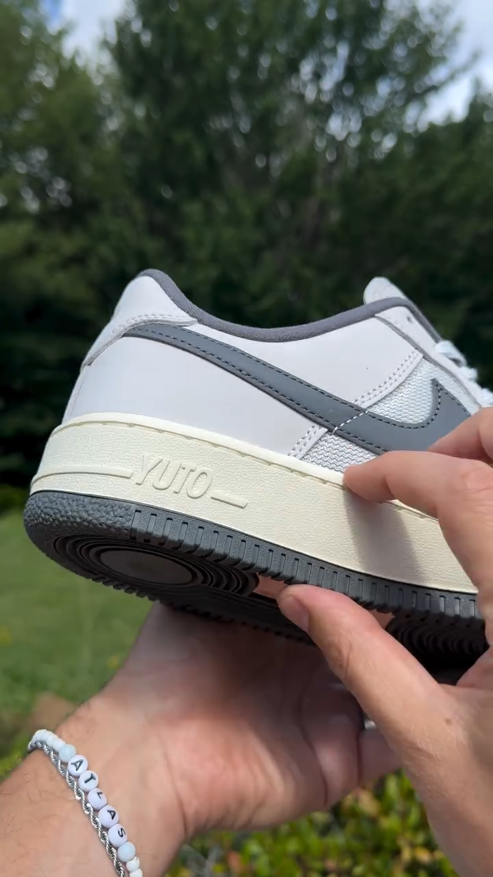 【2026年 秋 発売予定】堀米雄斗 × ナイキ SB × エア フォース 1 ロー “ホワイト/アイアングレー” (Yuto Horigome NIKE AIR FORDC 1 LOW “White/Iron Grey”) [IO8439-100]